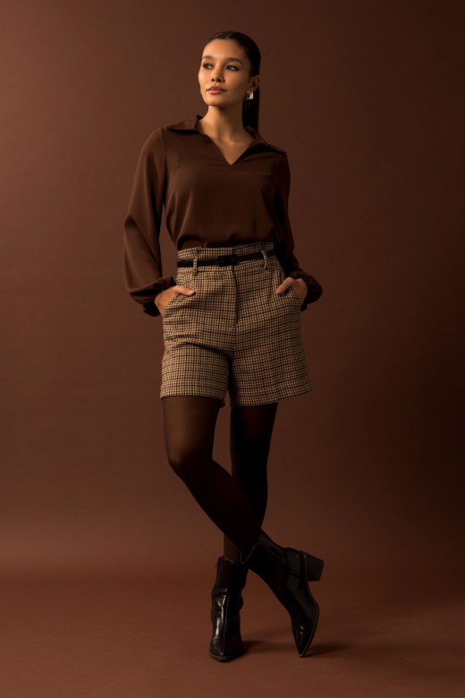 Blusa com decote em v e gola Blusa com decote em v e gola