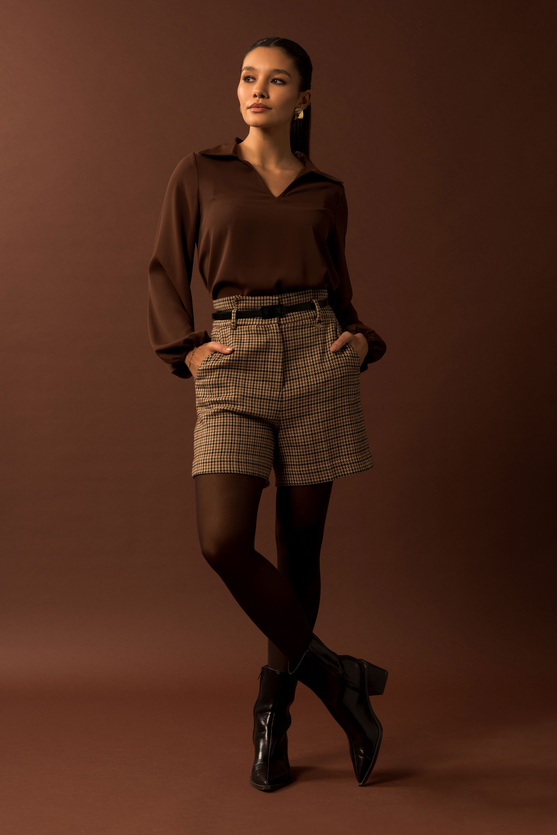 Blusa com decote em v e gola