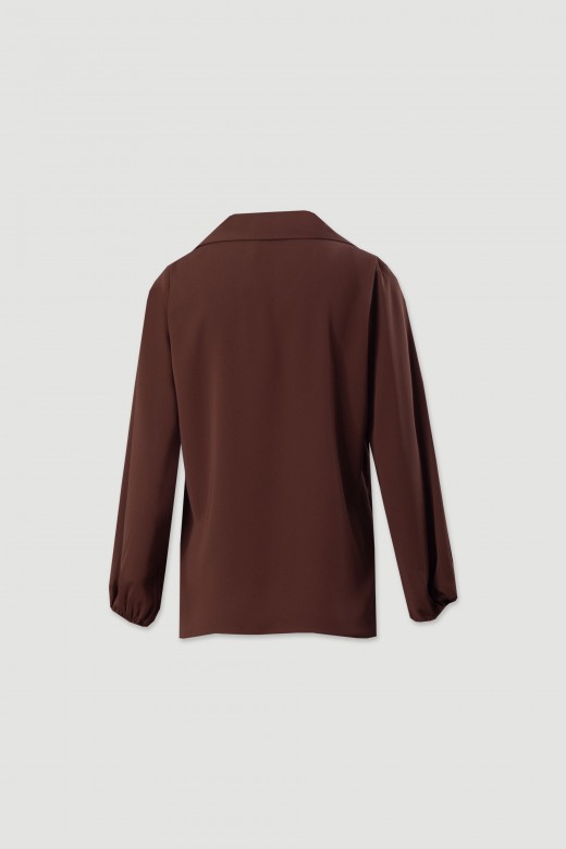 Blusa com decote em v e gola Blusa com decote em v e gola