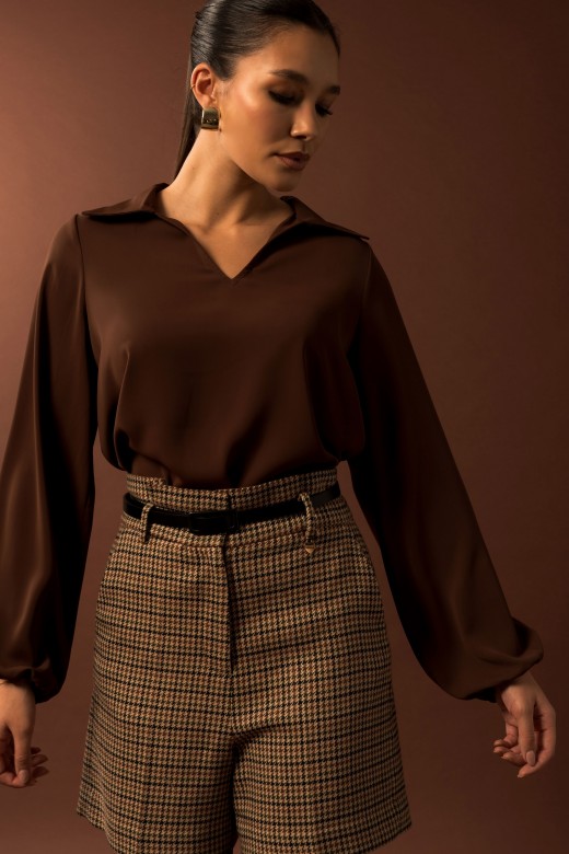 Blusa com decote em v e gola