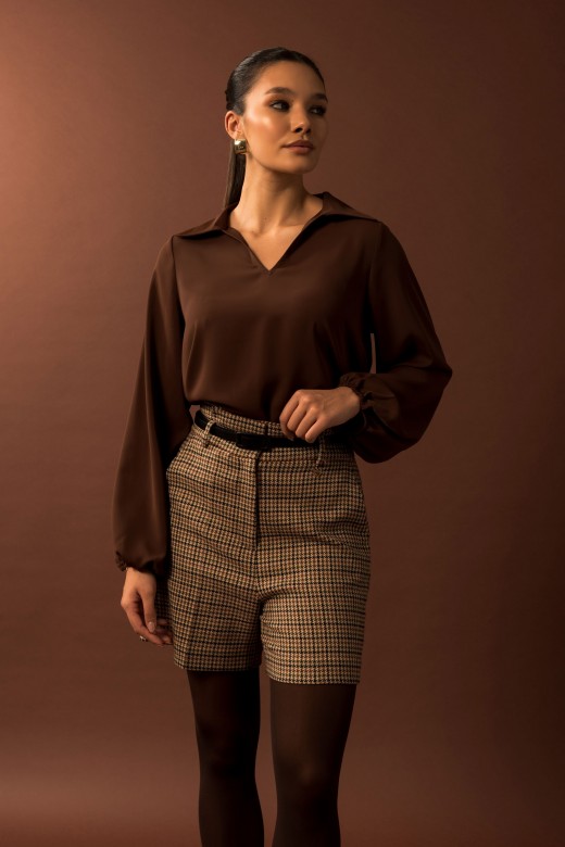 Blusa com decote em v e gola Blusa com decote em v e gola