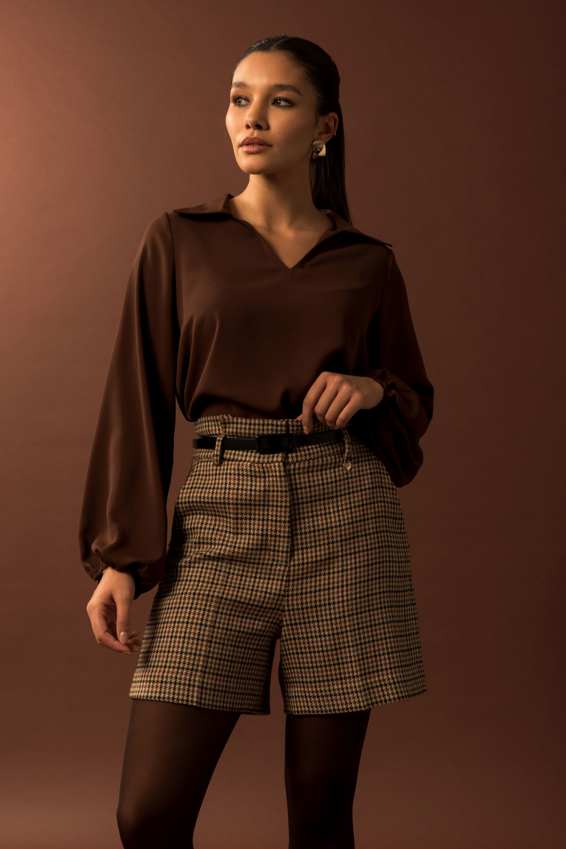 Blusa com decote em v e gola