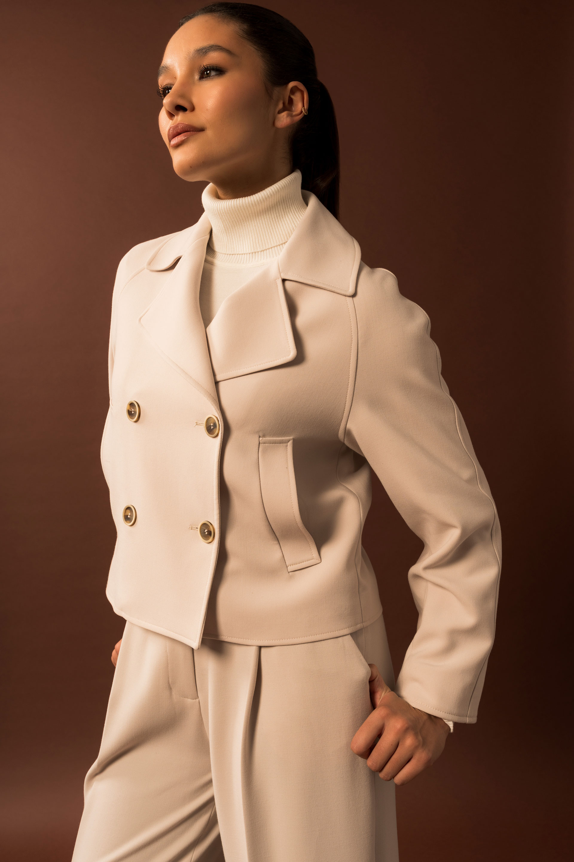 Abrigo corto cruzado con botones