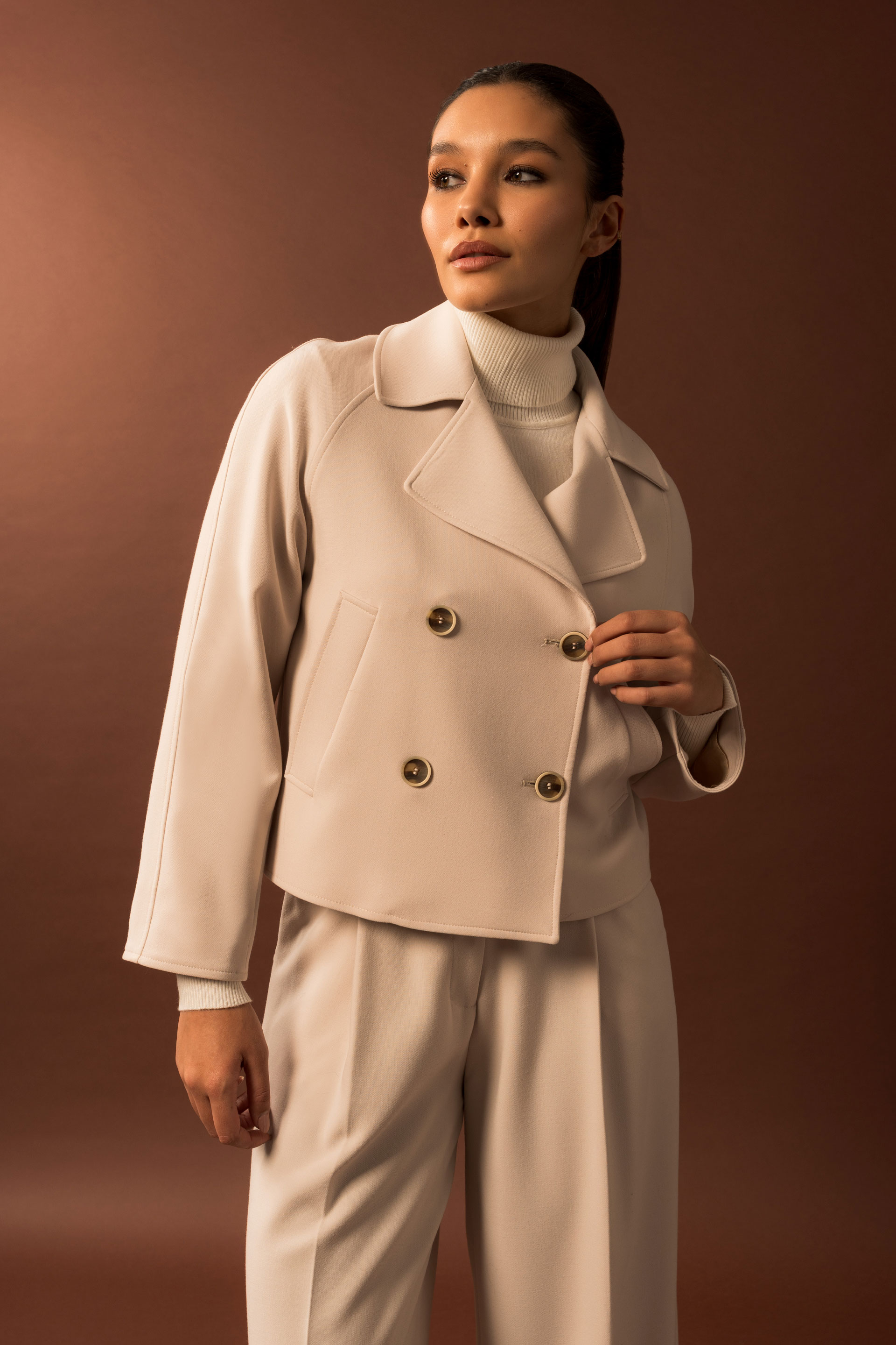 Abrigo corto cruzado con botones