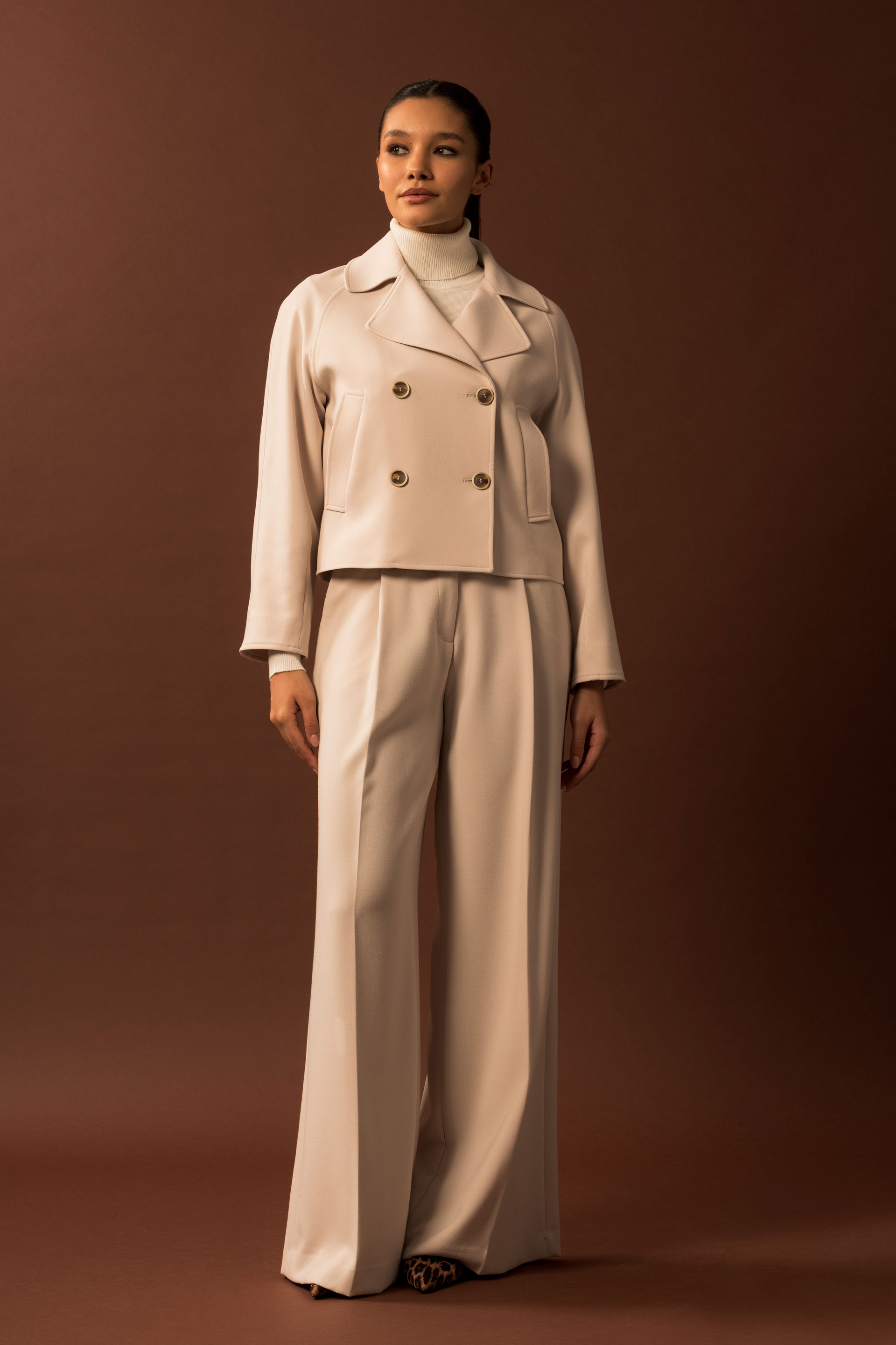 Abrigo corto cruzado con botones