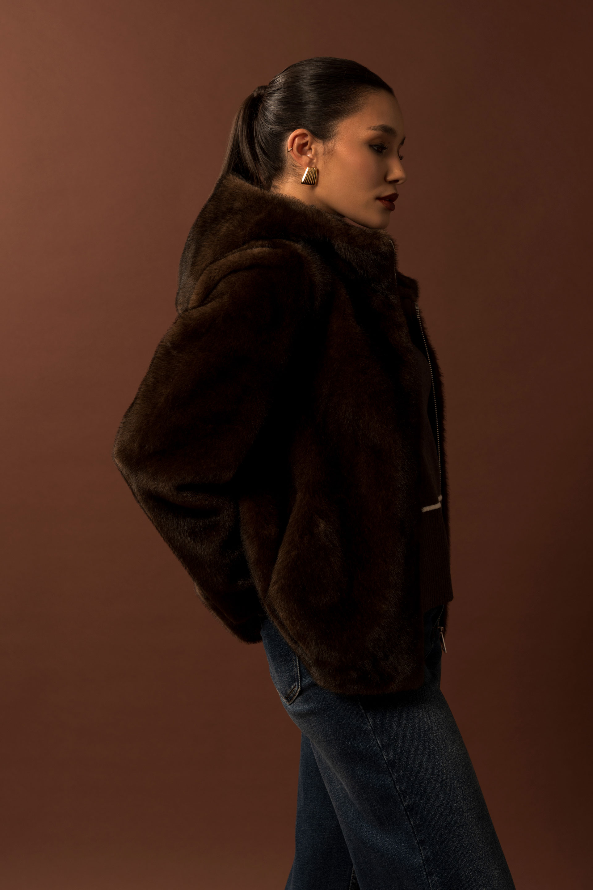 Abrigo corto de pelo sintético con capucha