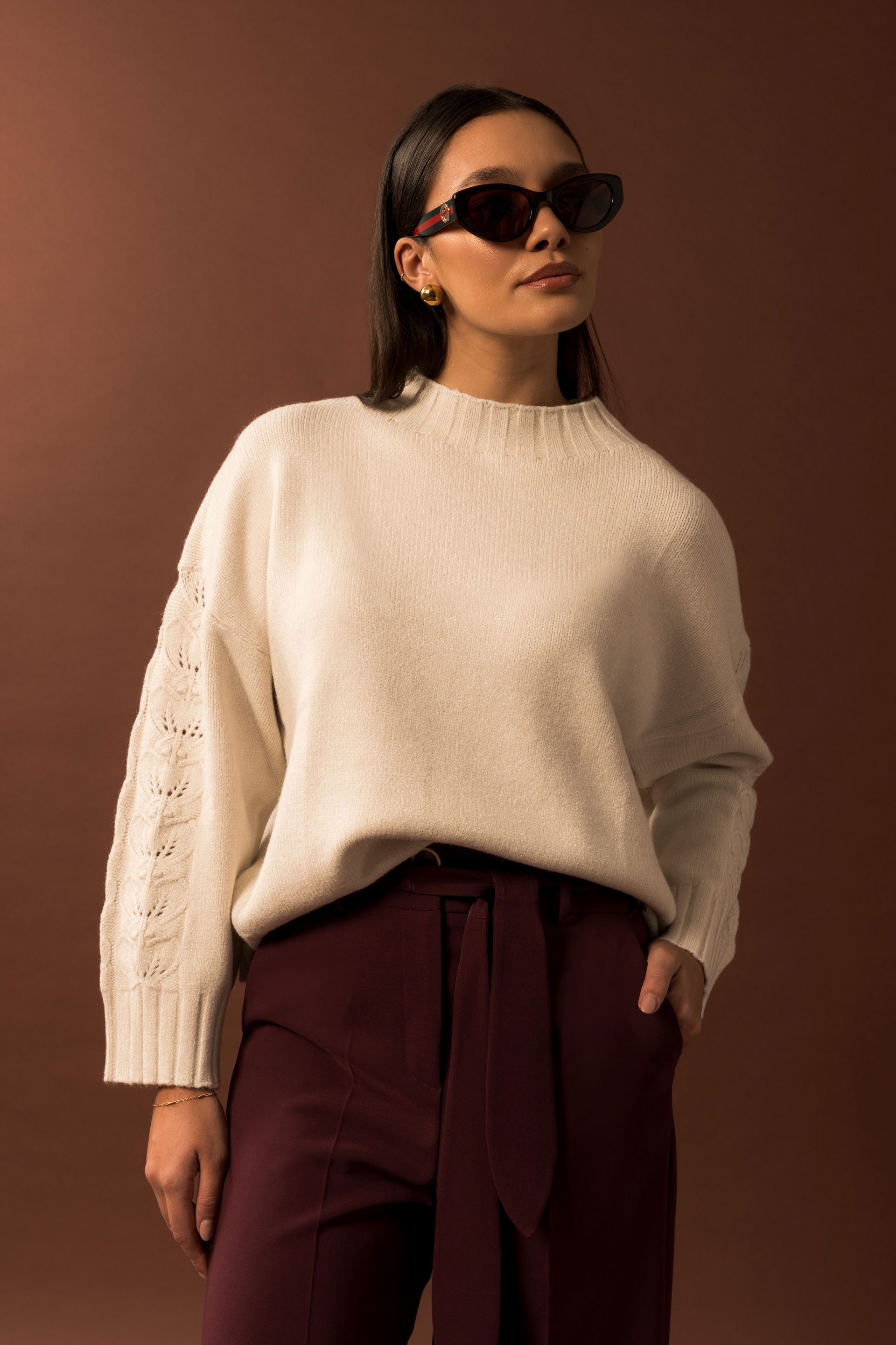 Camisola de malha com detalhe perfurado nas mangas