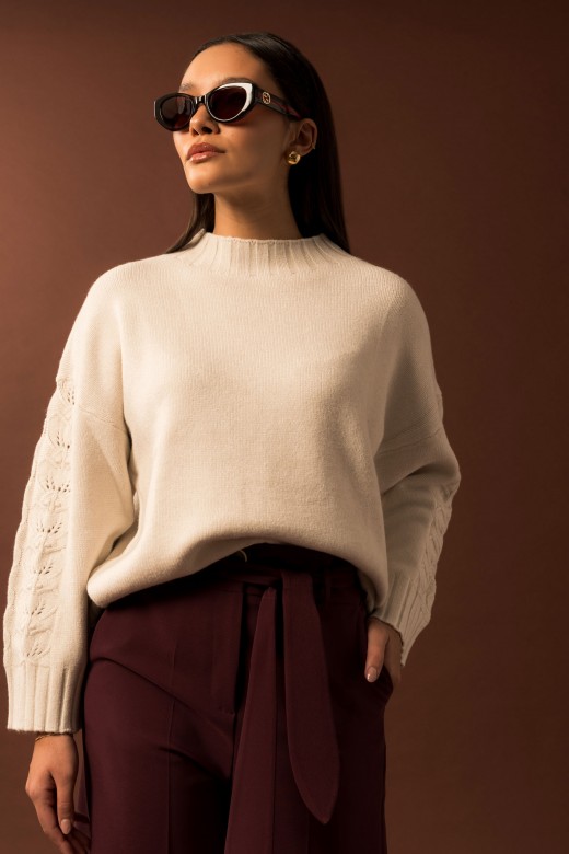 Jersey de punto con detalle calado en las mangas Jersey de punto con detalle calado en las mangas