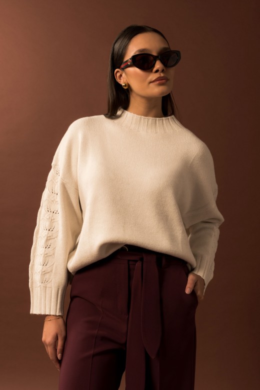 Jersey de punto con detalle calado en las mangas Jersey de punto con detalle calado en las mangas