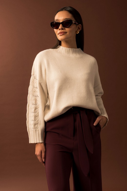 Jersey de punto con detalle calado en las mangas Jersey de punto con detalle calado en las mangas