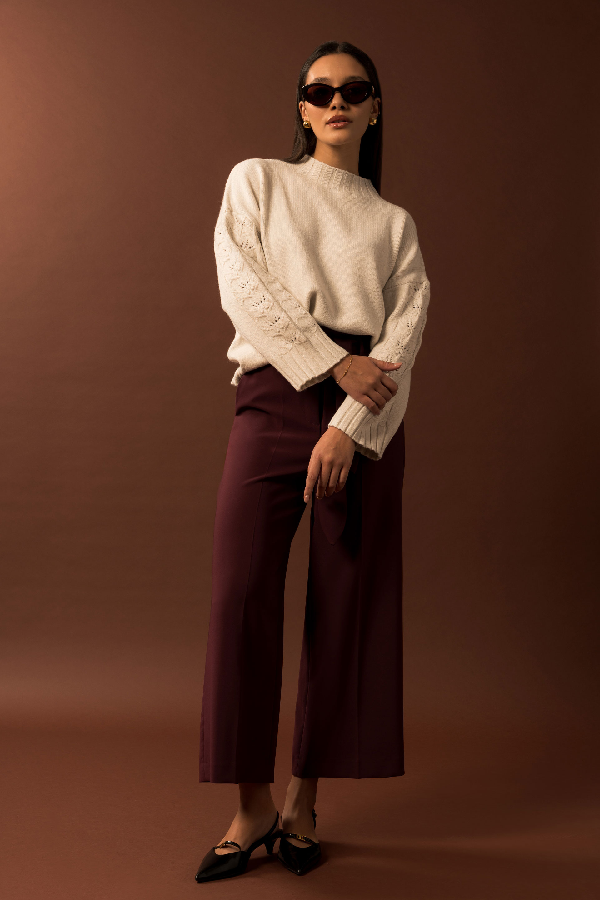 Camisola de malha com detalhe perfurado nas mangas