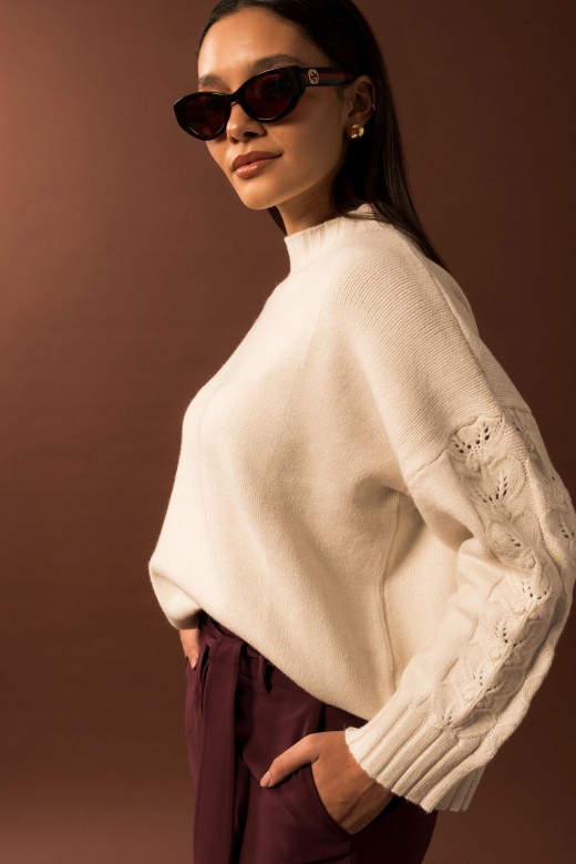 Jersey de punto con detalle calado en las mangas Jersey de punto con detalle calado en las mangas
