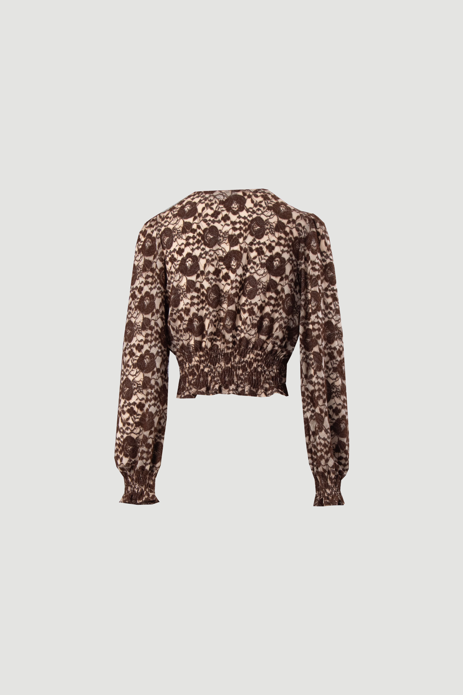 Top con detalle floral y nudo frontal