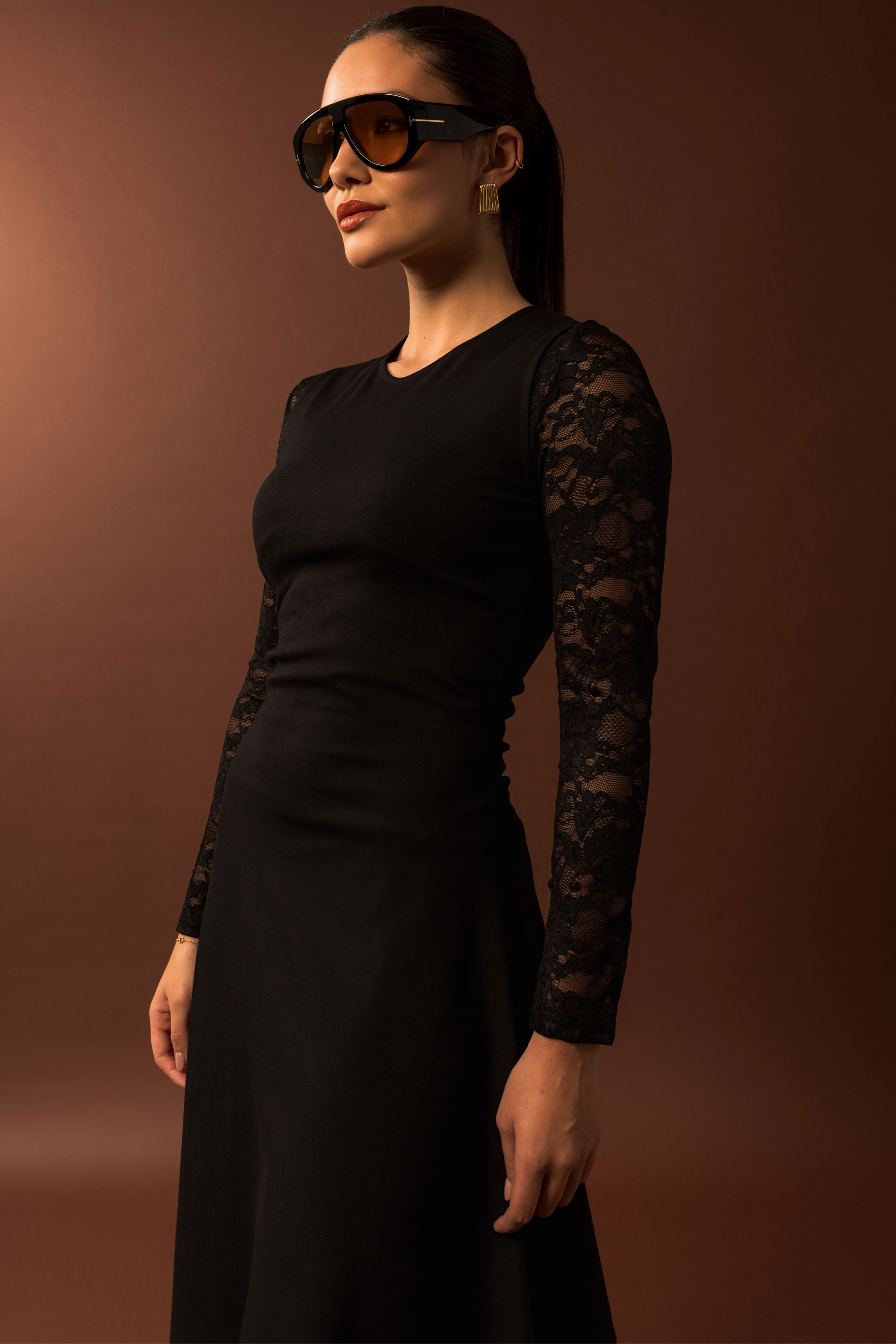 Vestido midi com detalhe em renda