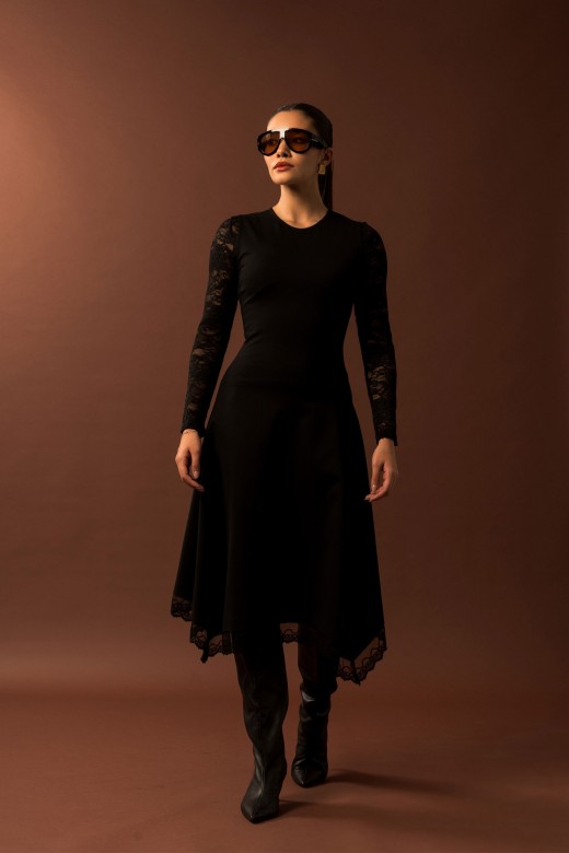 Vestido midi com detalhe em renda Vestido midi com detalhe em renda