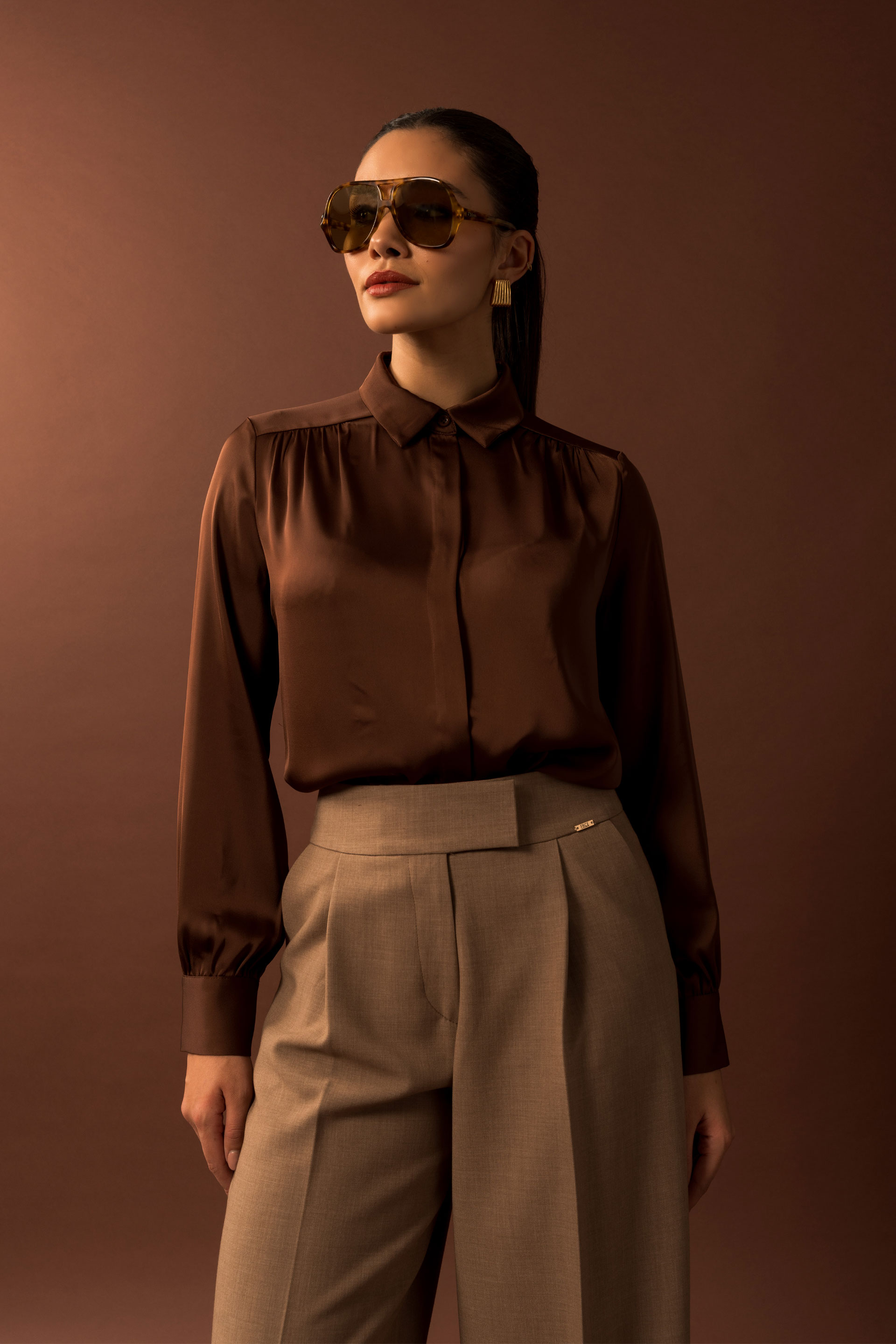 Camisa acetinada de manga comprida