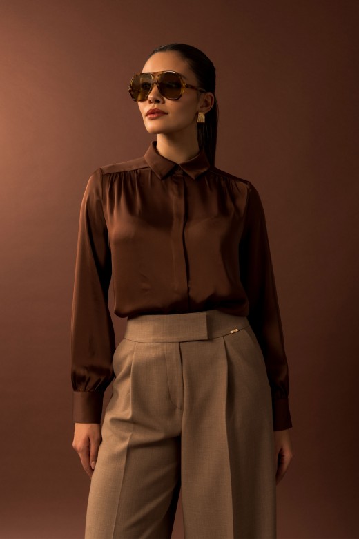 Camisa acetinada de manga comprida Camisa acetinada de manga comprida