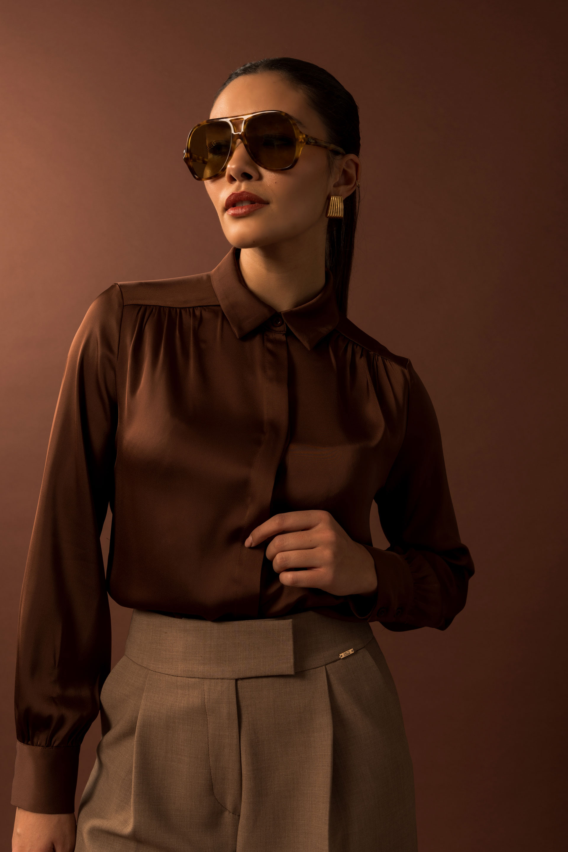 Camisa acetinada de manga comprida