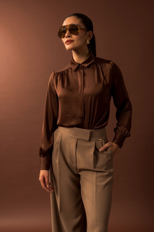 Camisa acetinada de manga comprida Camisa acetinada de manga comprida