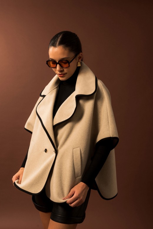 Cape with personalized button Cape with personalized button