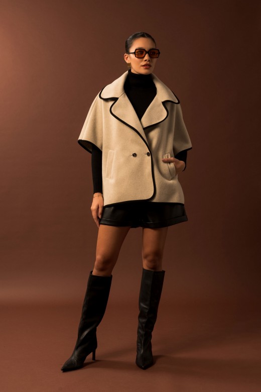 Cape with personalized button Cape with personalized button