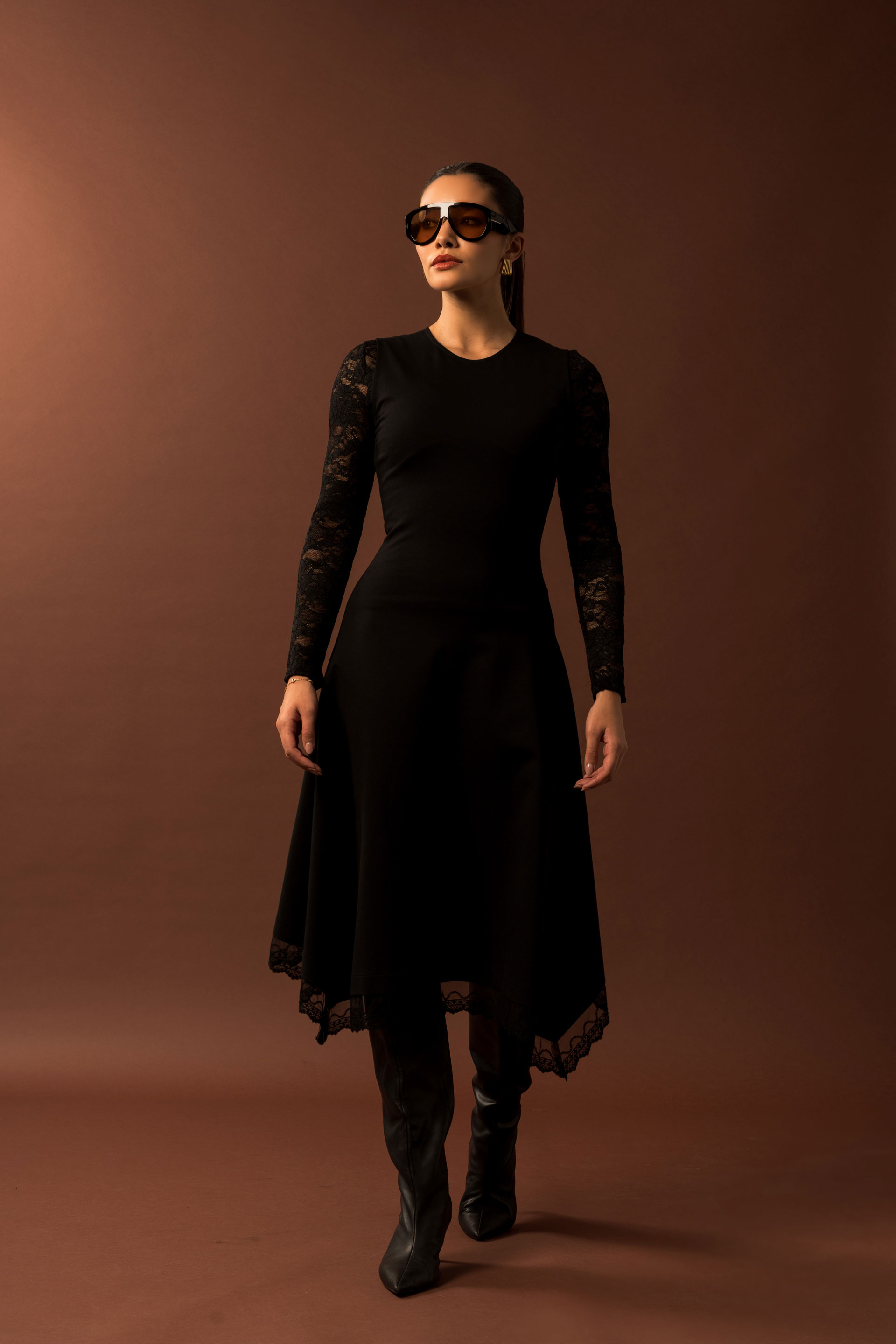 Vestido midi com detalhe em renda