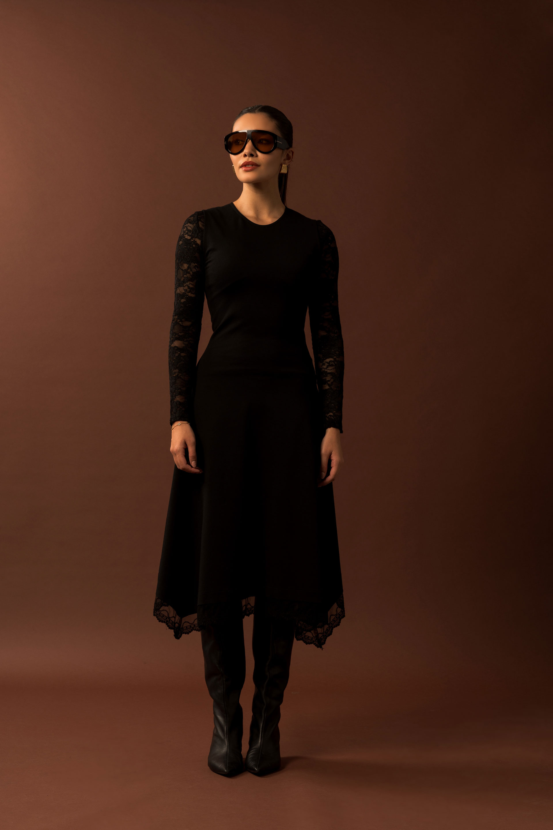 Vestido midi com detalhe em renda