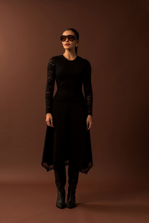 Vestido midi com detalhe em renda Vestido midi com detalhe em renda