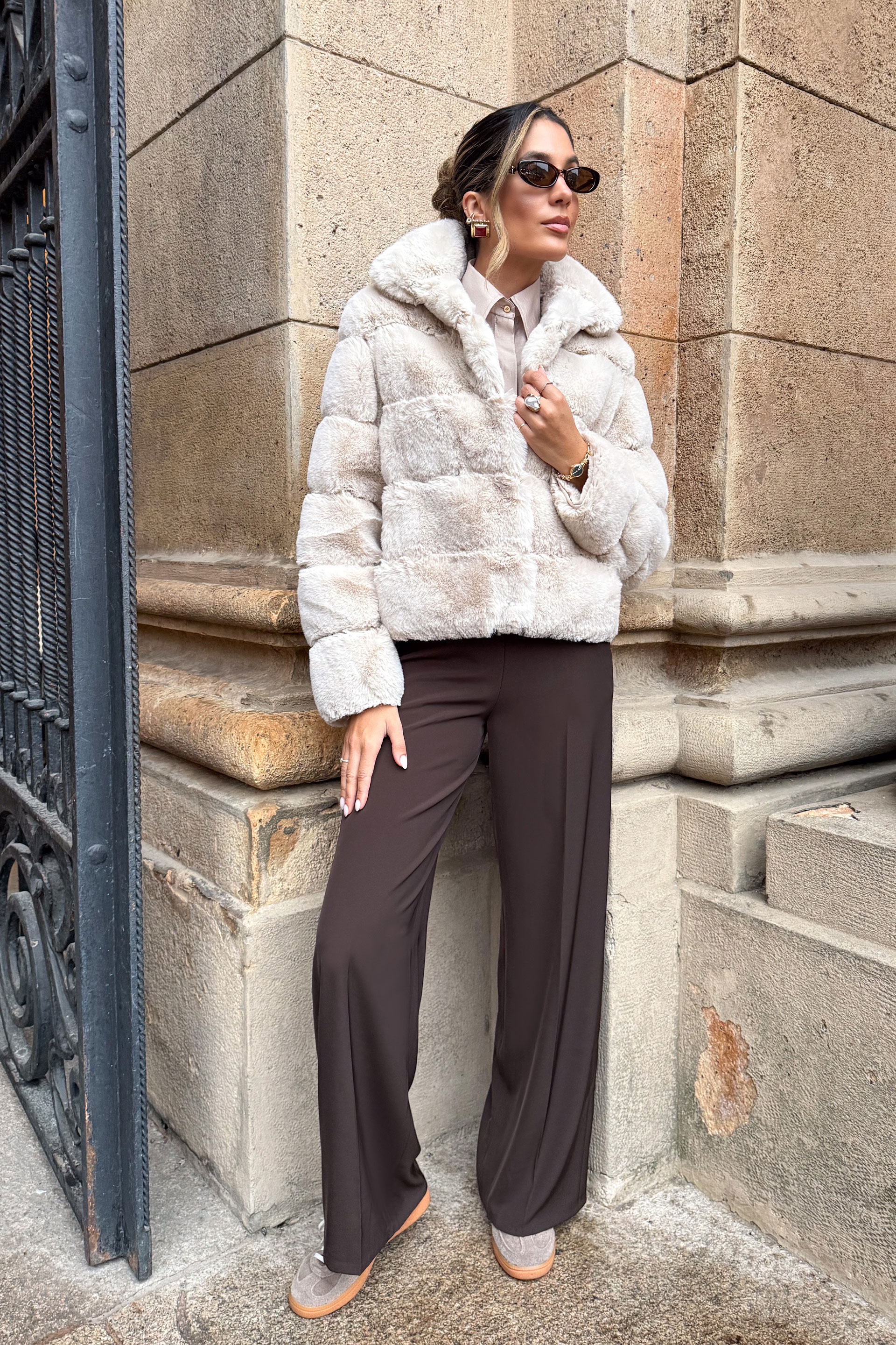 Abrigo de pelo sintético con efecto acanalado ancho