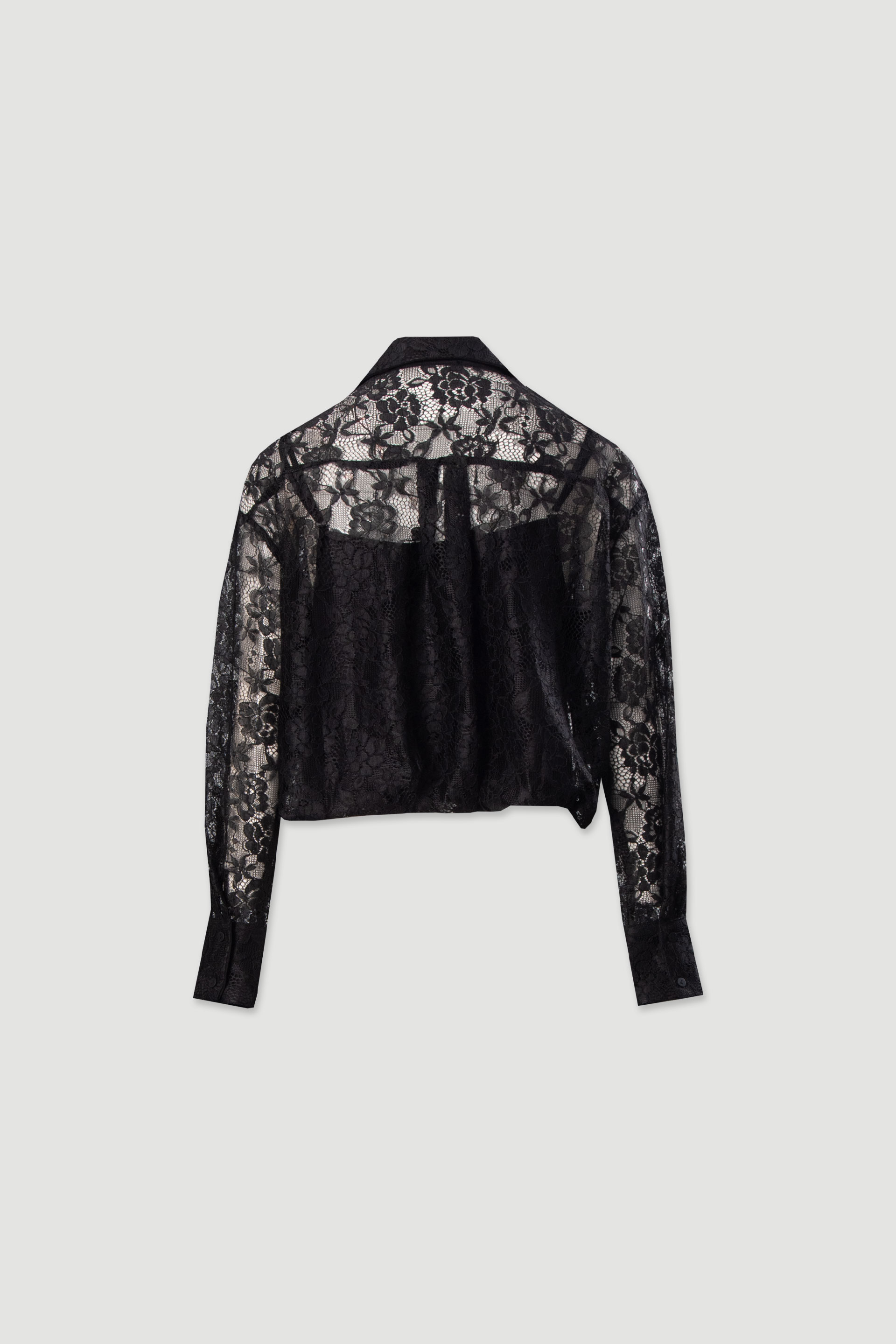 Blusa de renda e mangas compridas