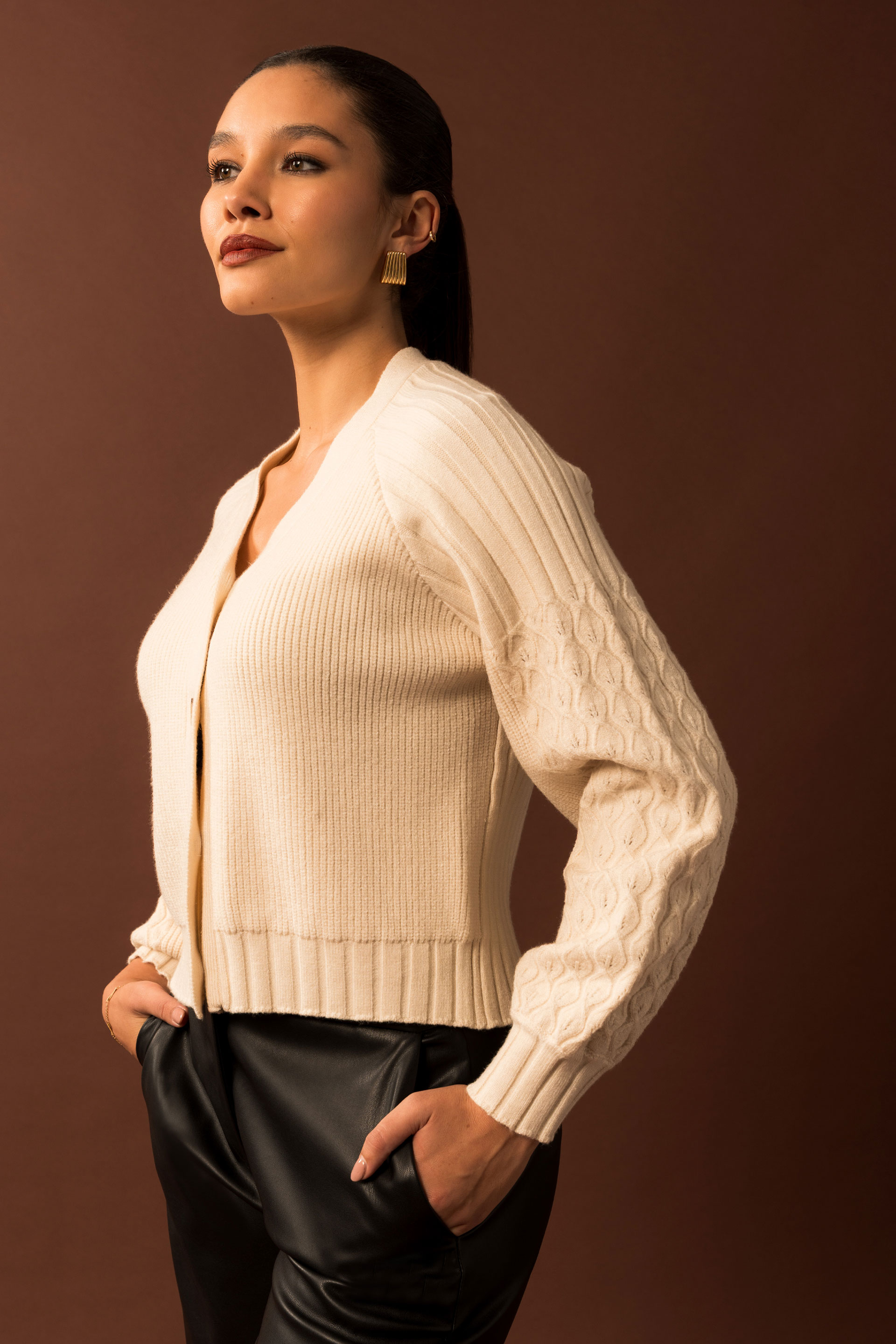 Casaco de malha com manga trabalhada