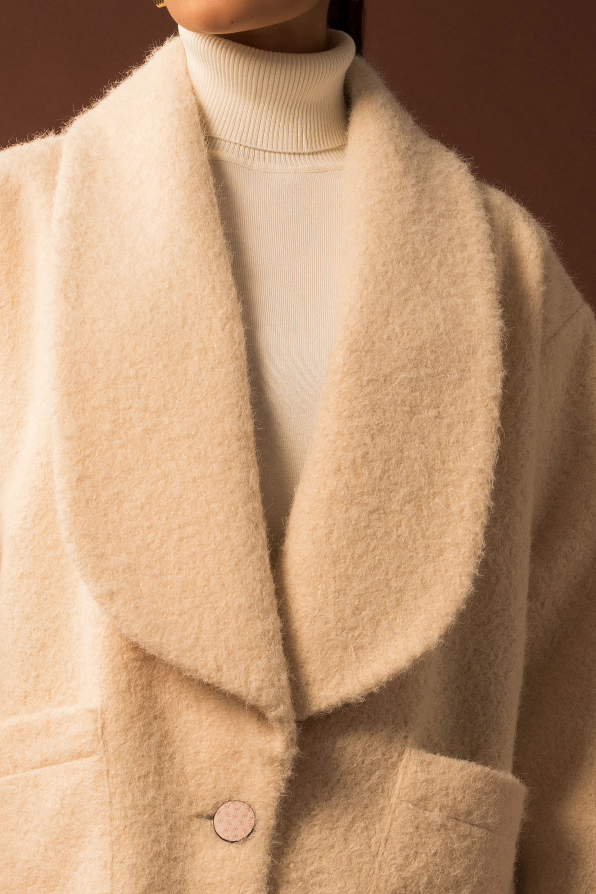 Abrigo corto de pelo con cuello amplio