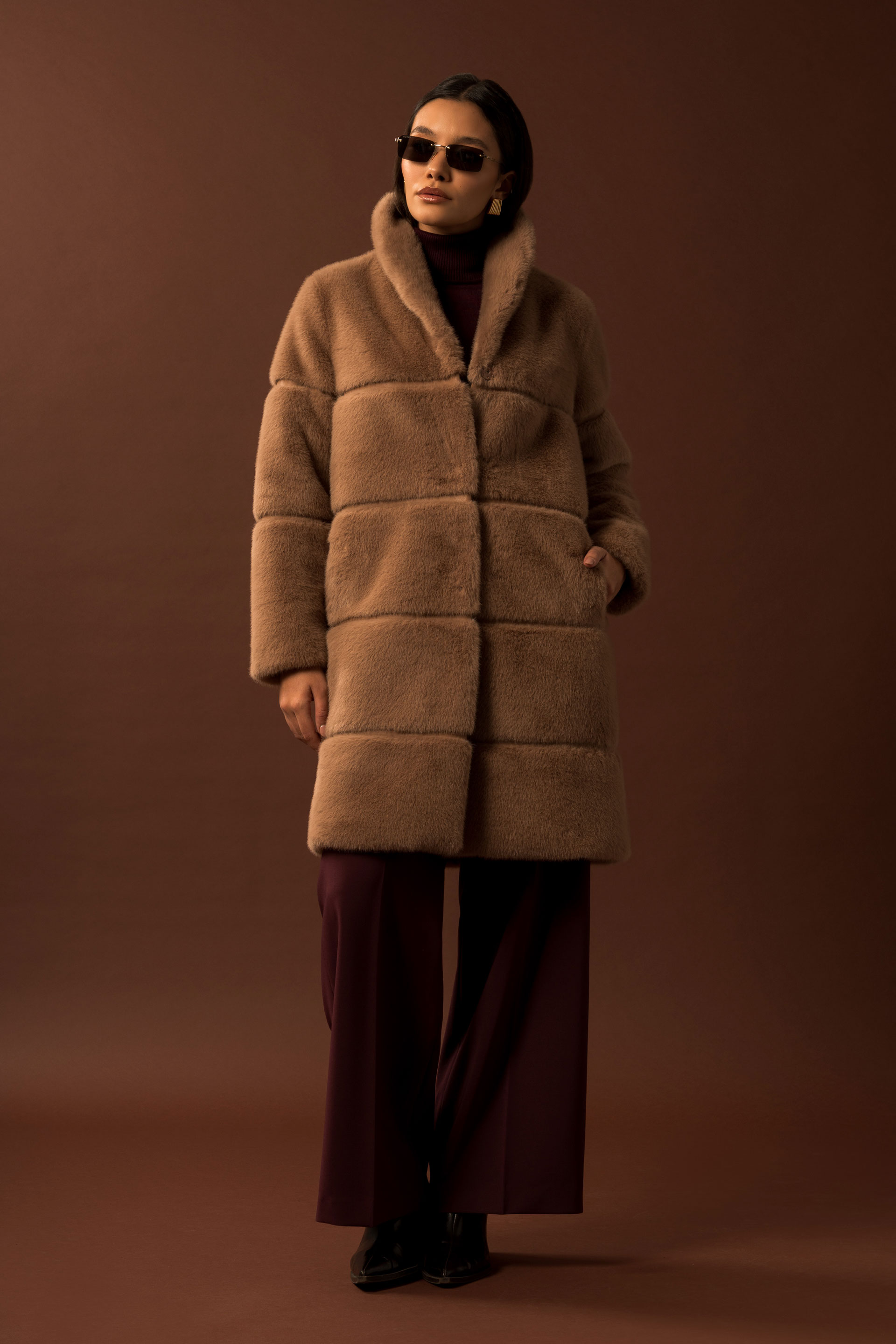 Abrigo largo de pelo sintético con efecto acanalado ancho