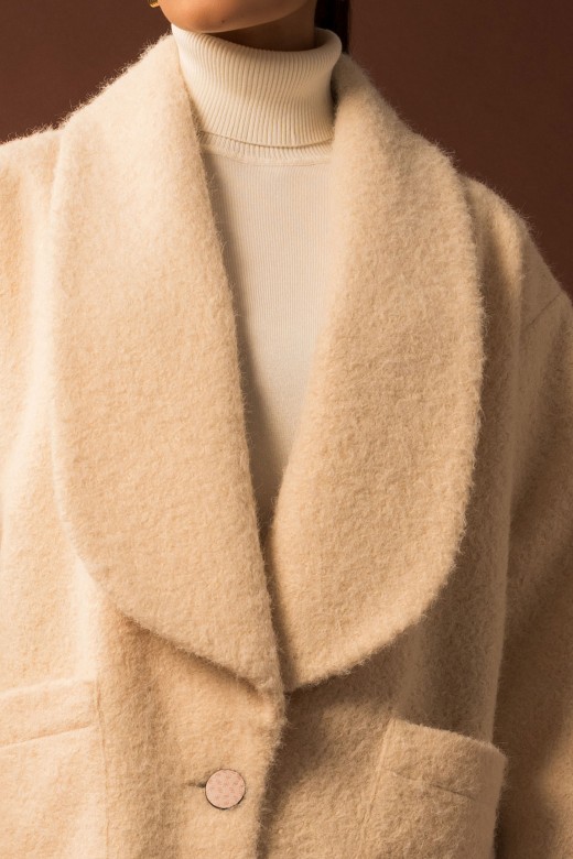 Abrigo corto de pelo con cuello amplio Abrigo corto de pelo con cuello amplio