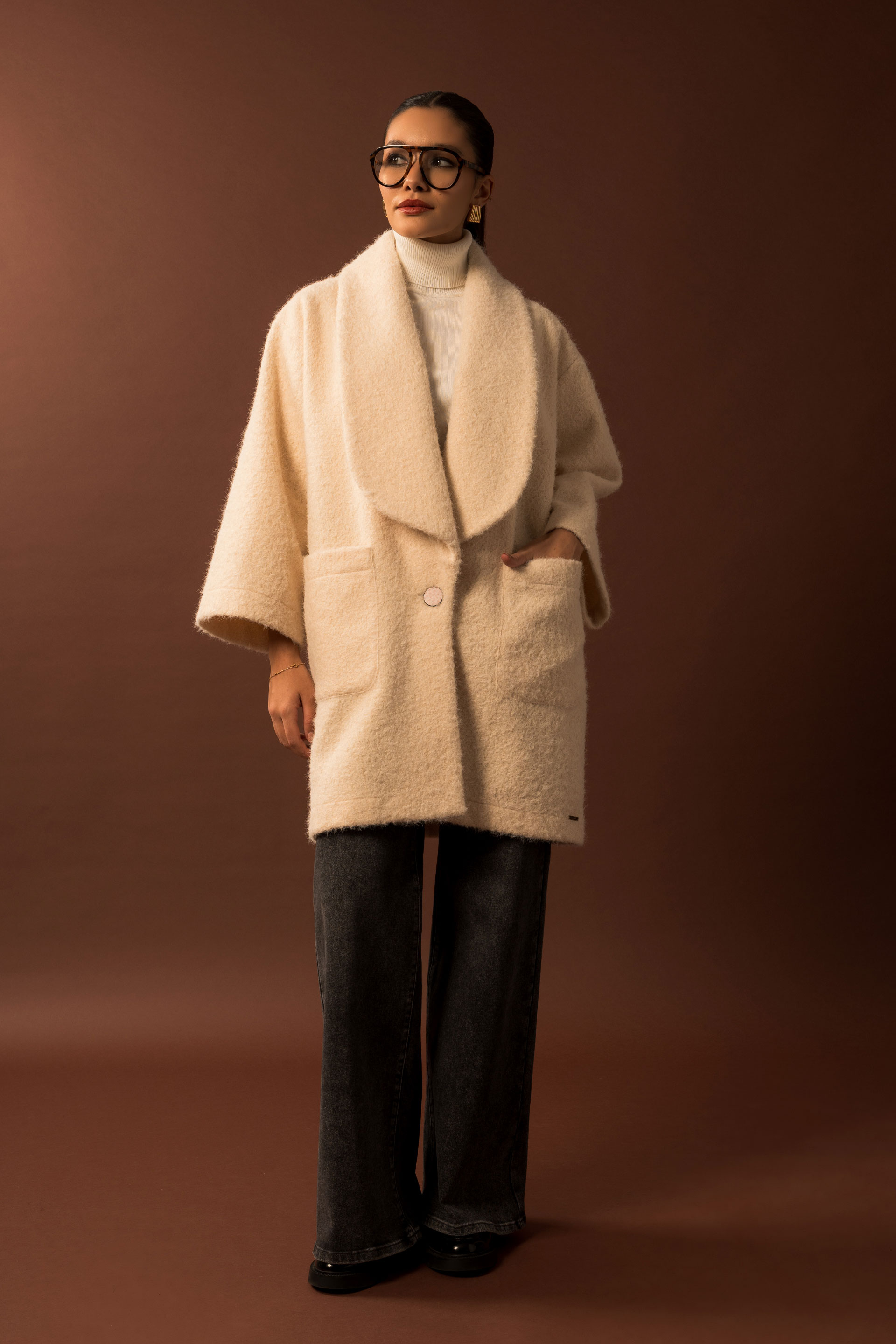 Abrigo corto de pelo con cuello amplio