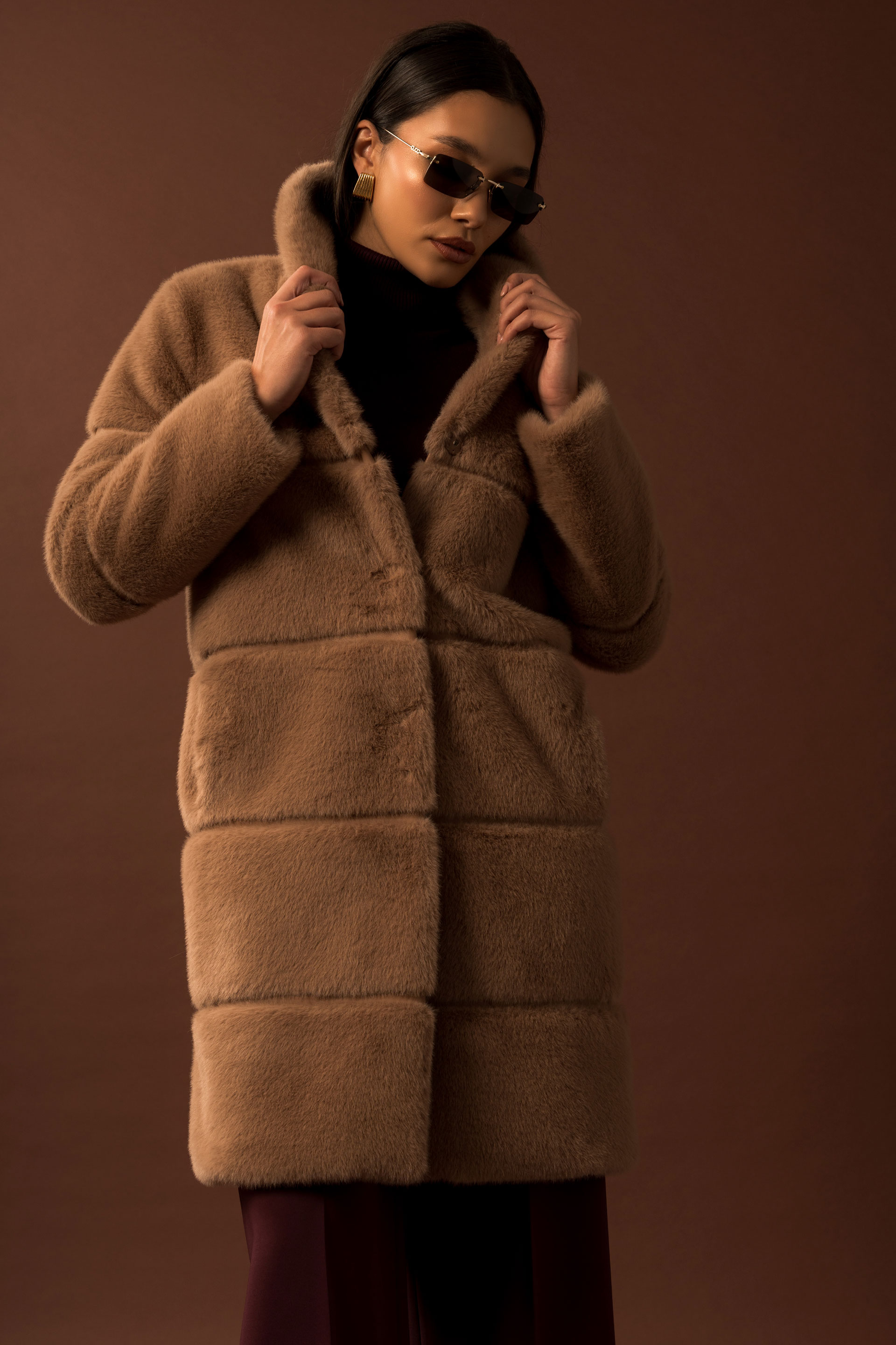 Abrigo largo de pelo sintético con efecto acanalado ancho