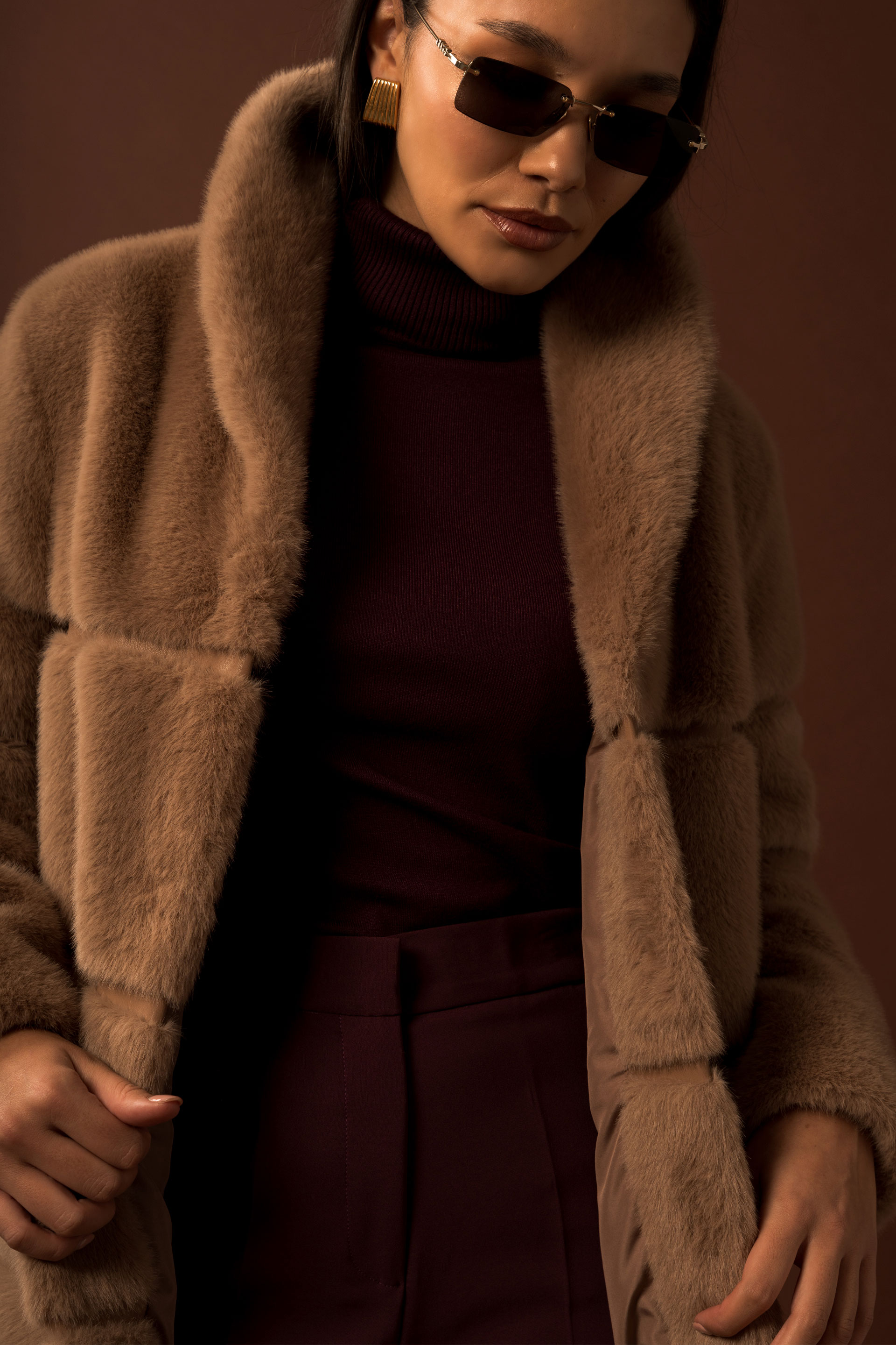 Abrigo largo de pelo sintético con efecto acanalado ancho