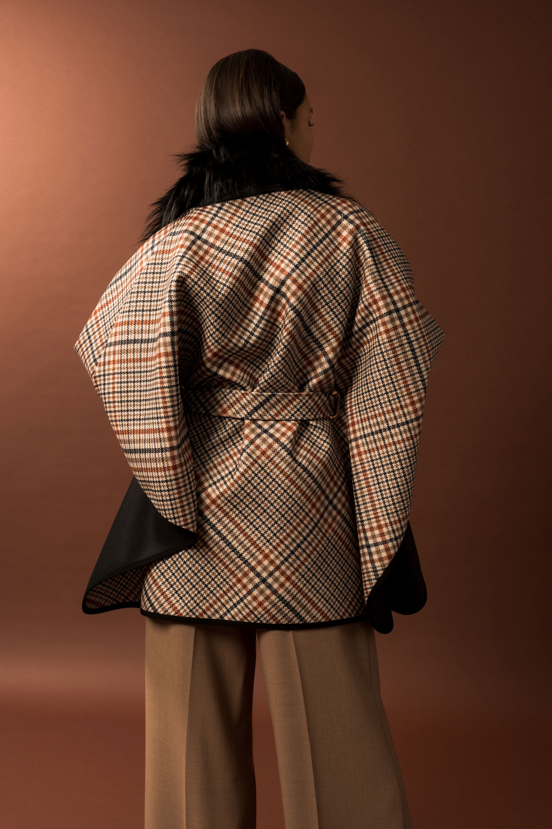 Capa con estampado de cuadros y cuello de pelo sintético