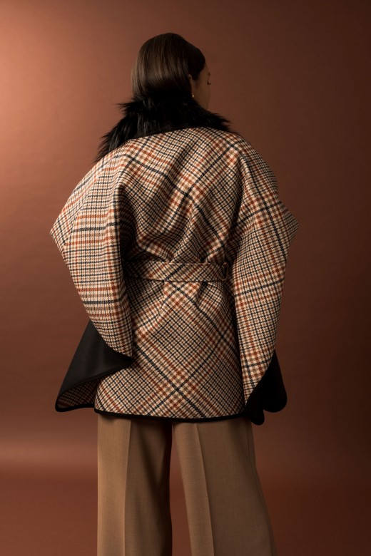 Capa con estampado de cuadros y cuello de pelo sintético Capa con estampado de cuadros y cuello de pelo sintético