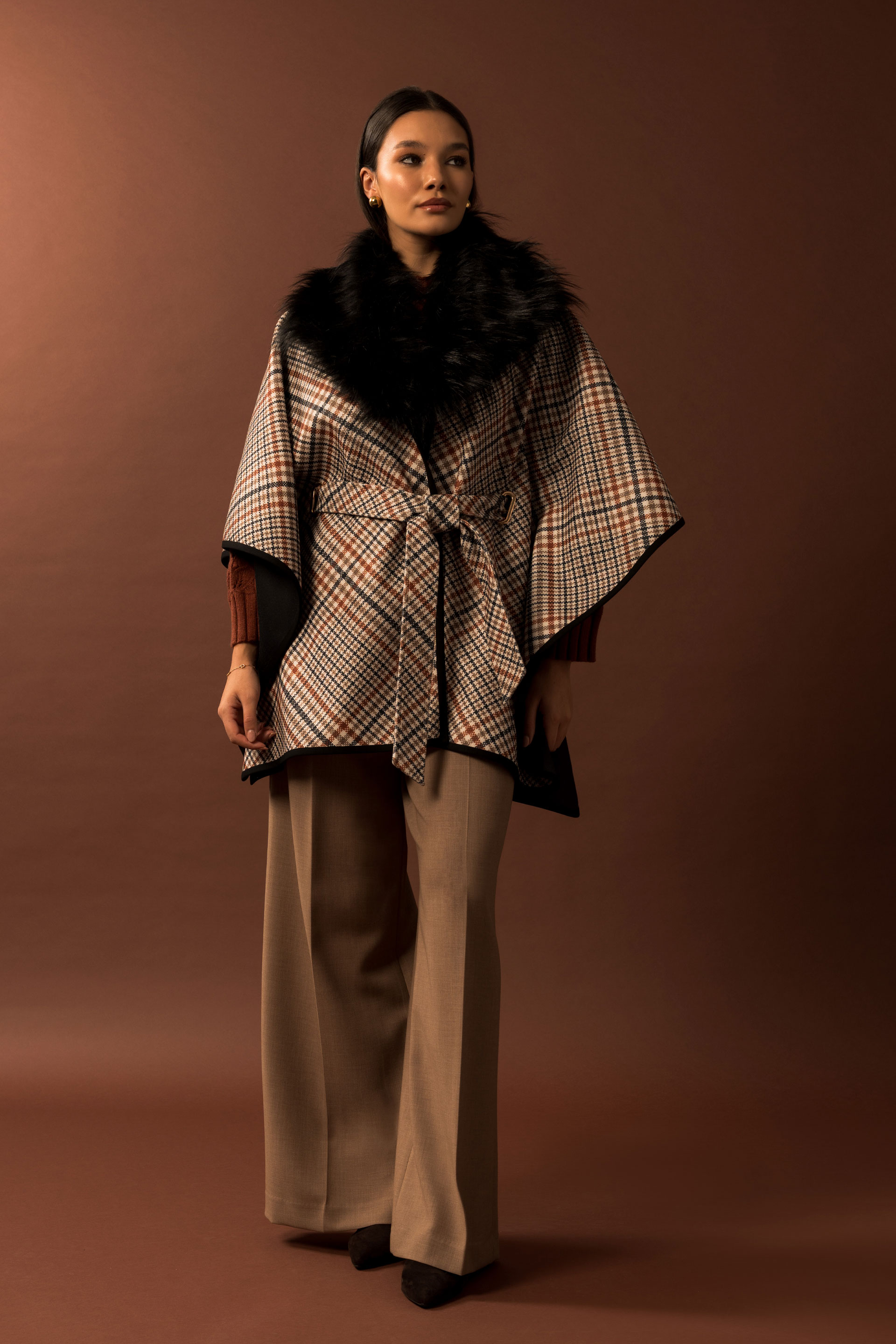 Capa con estampado de cuadros y cuello de pelo sintético