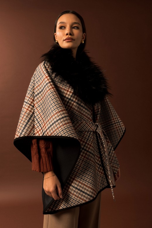 Capa con estampado de cuadros y cuello de pelo sintético Capa con estampado de cuadros y cuello de pelo sintético