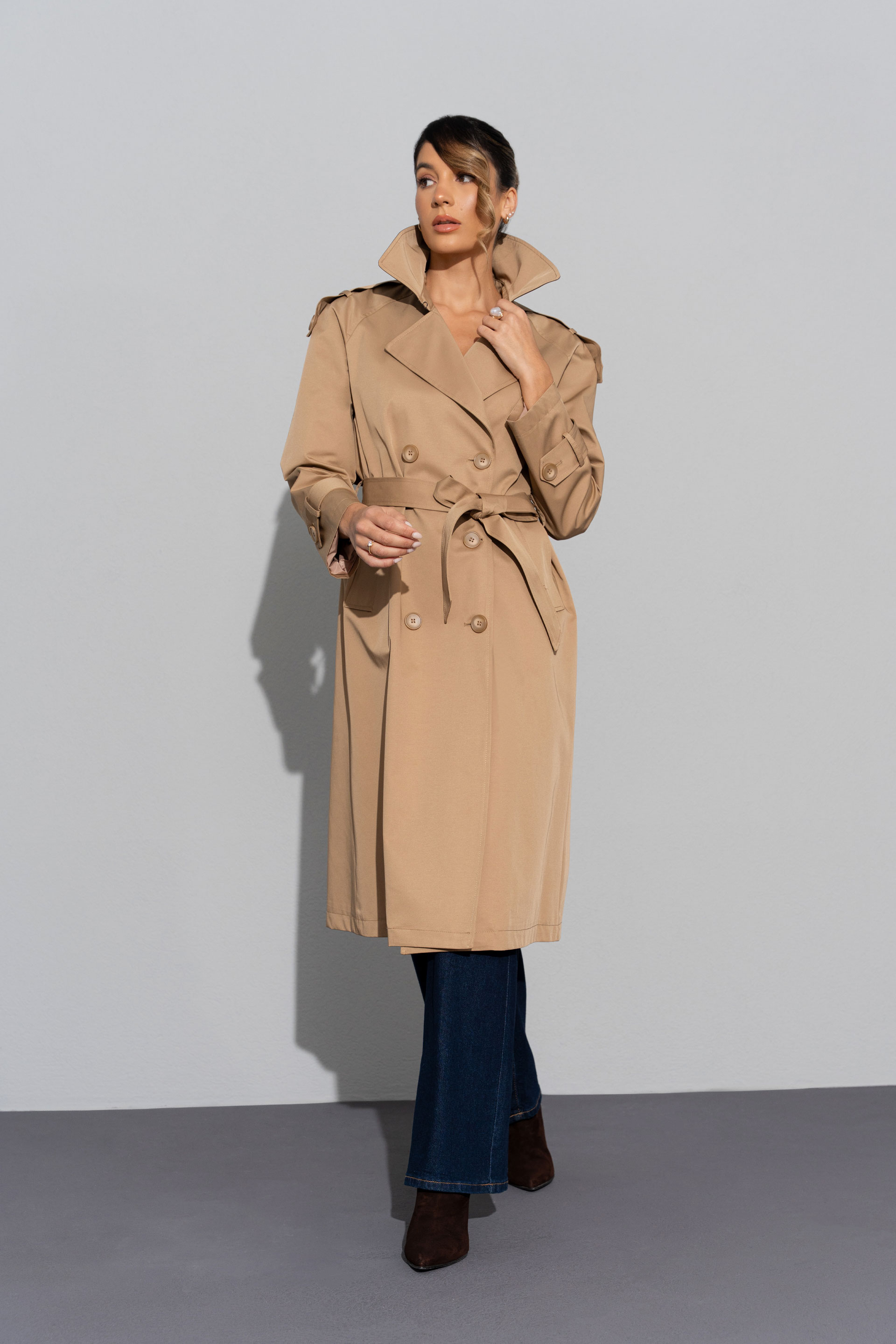 Gabardina larga clásica con cinturón