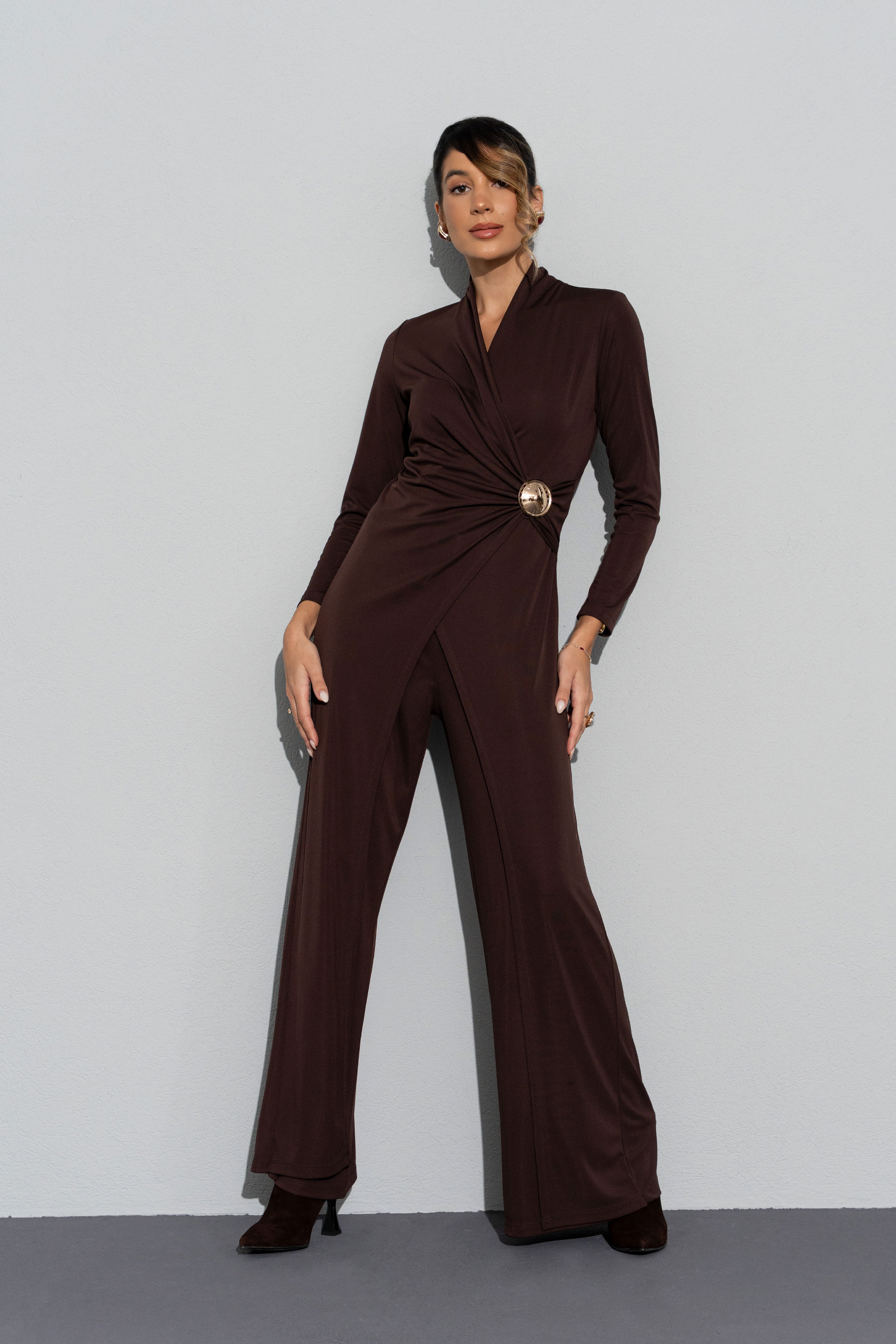 Macacão cruzado com detalhe dourado