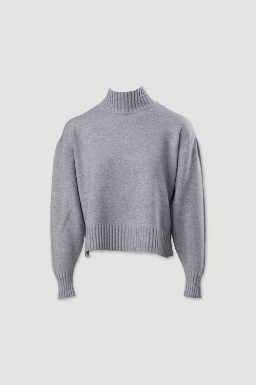 Jersey de punto con cuello alto y botones laterales Jersey de punto con cuello alto y botones laterales
