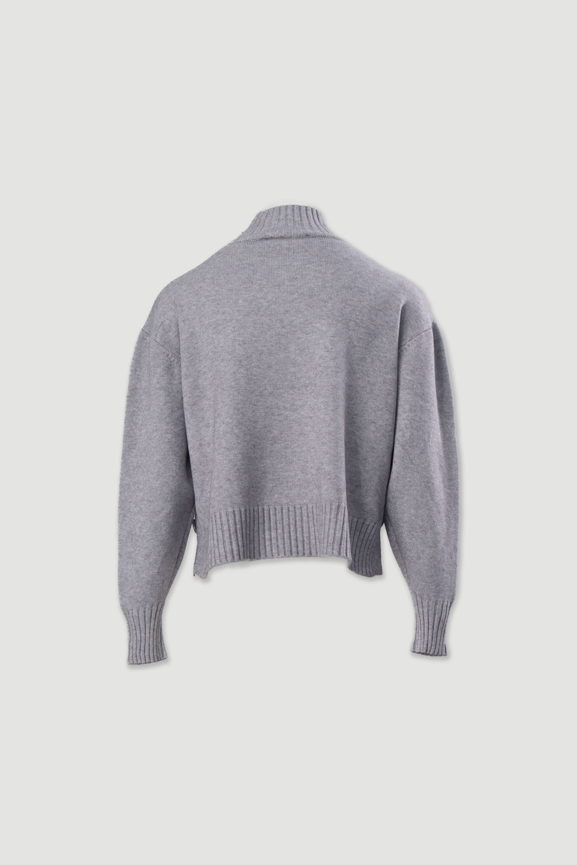 Camisola de malha com gola subida e botões laterais