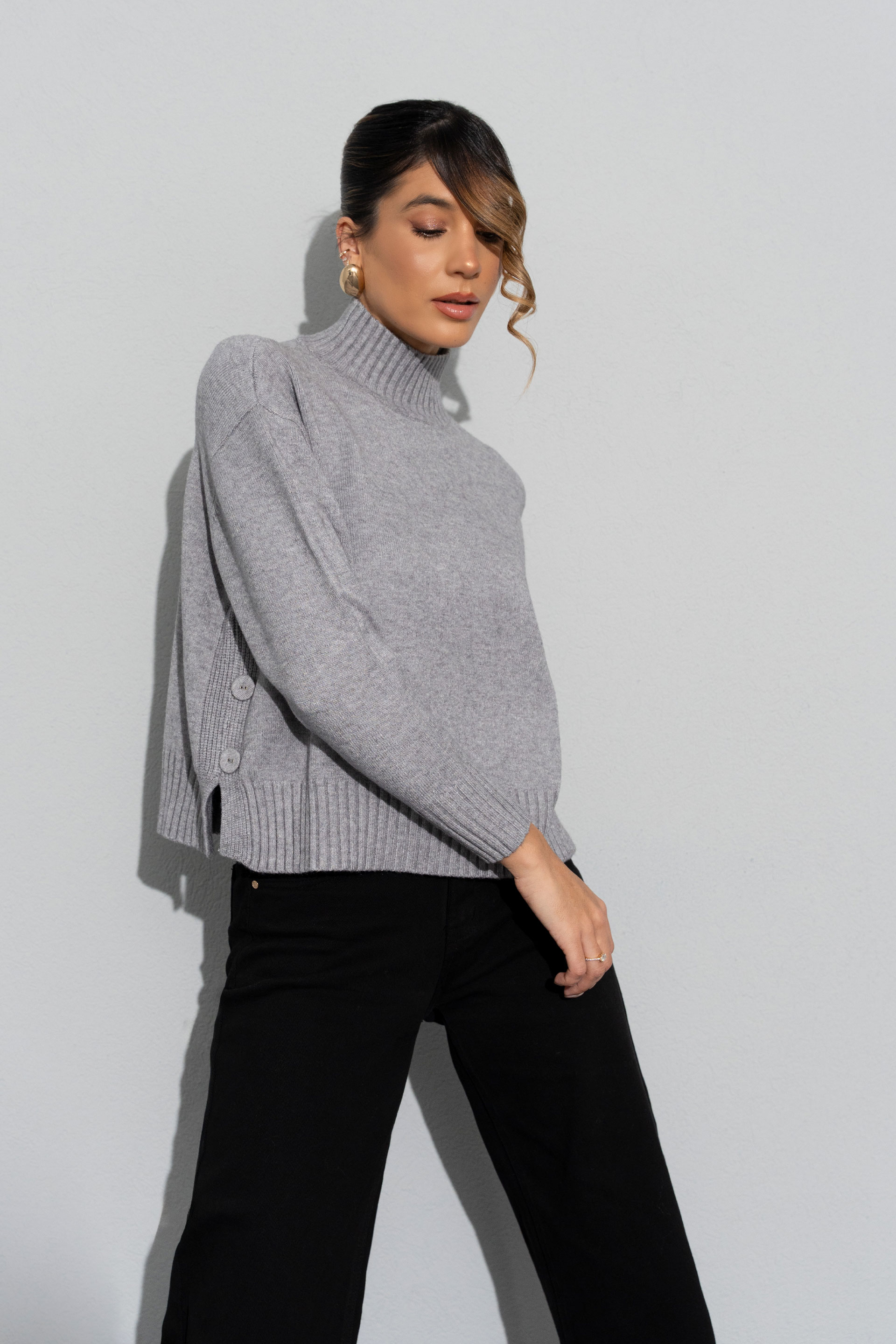 Jersey de punto con cuello alto y botones laterales