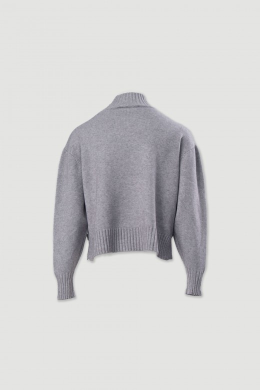Jersey de punto con cuello alto y botones laterales Jersey de punto con cuello alto y botones laterales