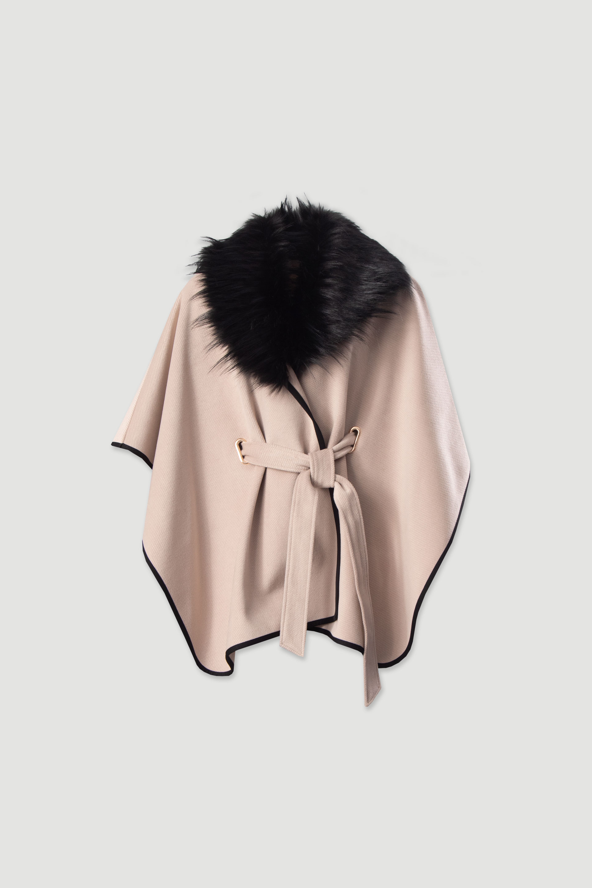 Capa con cuello de pelo sintético