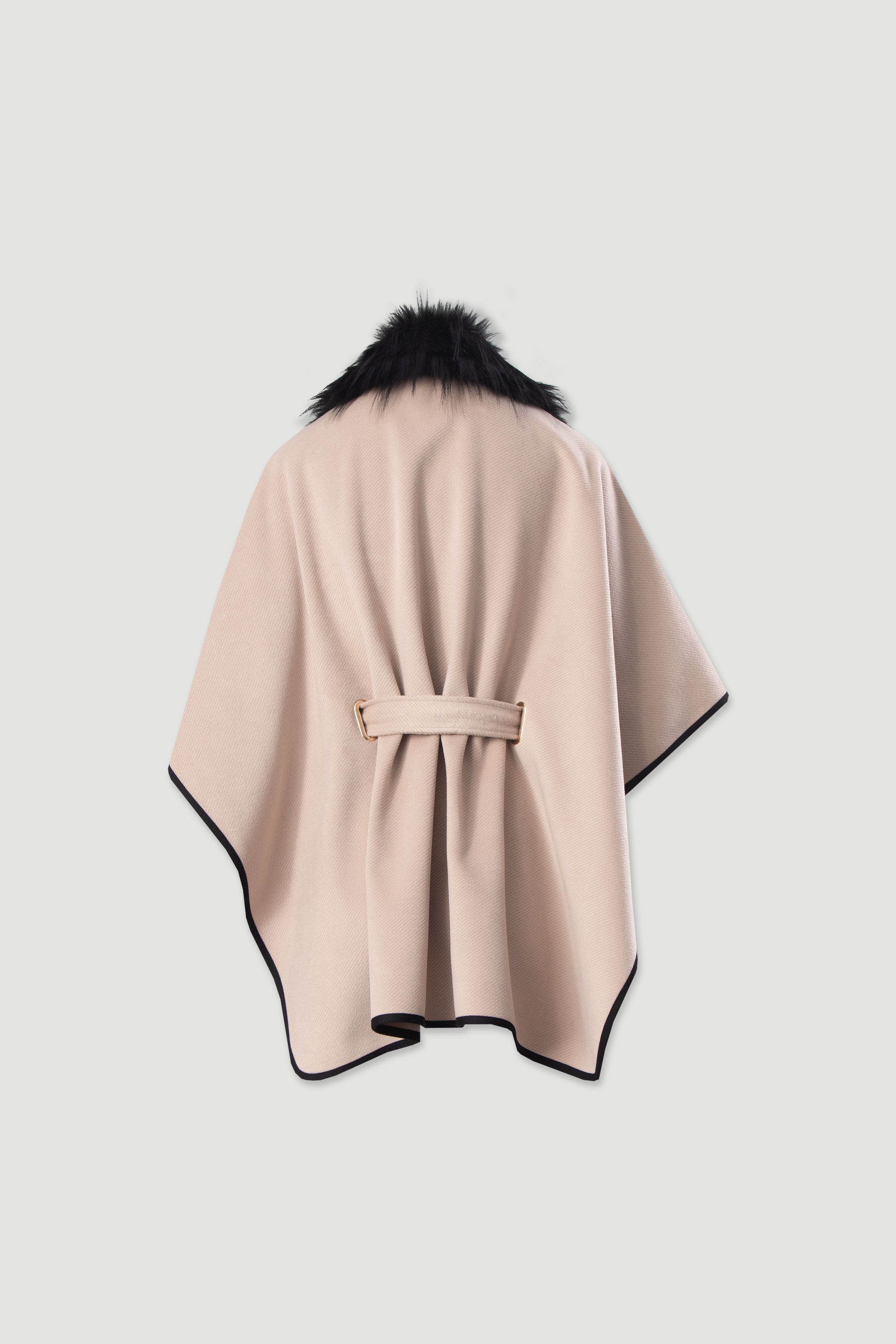 Capa con cuello de pelo sintético