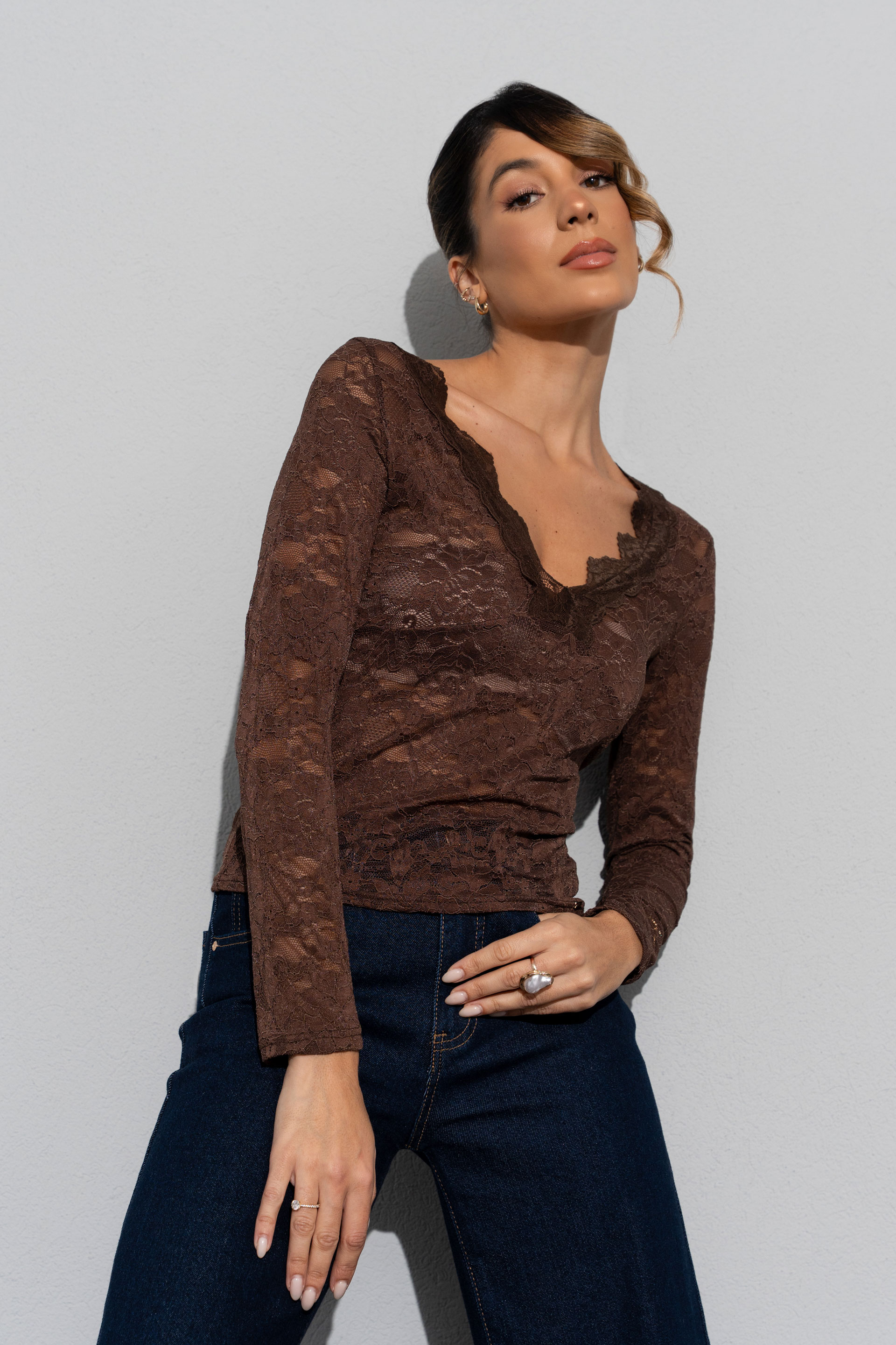 Camiseta de encaje con escote en v